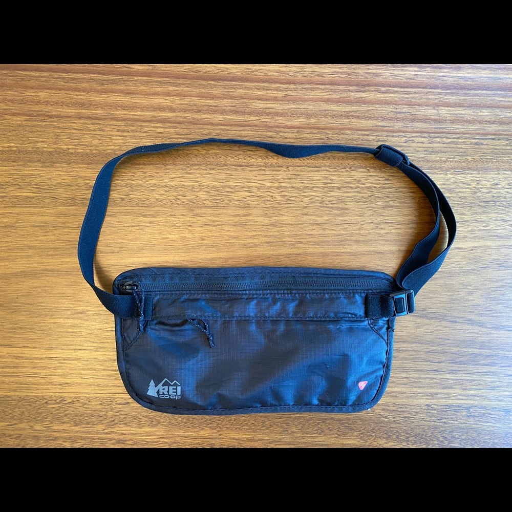 REI Co-op RFID money belt travel Fanny pack waist/hip black unisex like new
